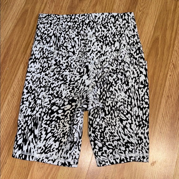 Athleta Salutation Stash Pocket Shorts Size XS - Picture 5 of 5